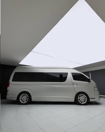 Toyota Hiace Commuter 2